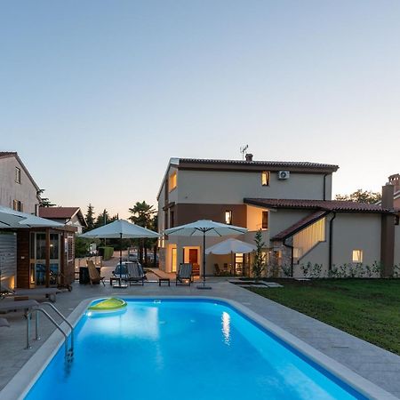 App Sandro With Common Pool Poreč Exterior foto