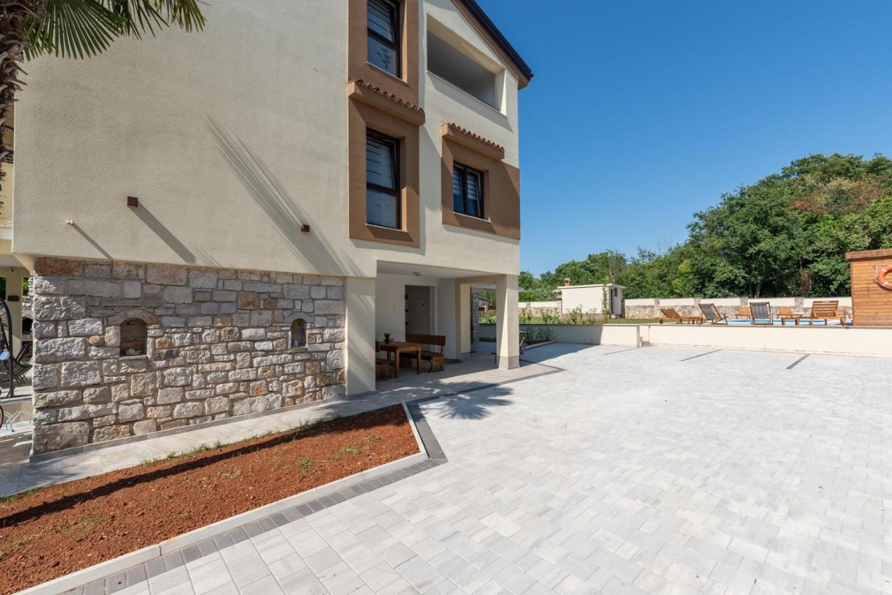 App Sandro With Common Pool Poreč Exterior foto