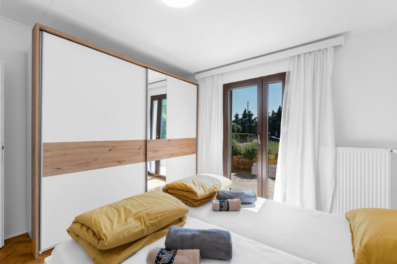 App Sandro With Common Pool Poreč Exterior foto